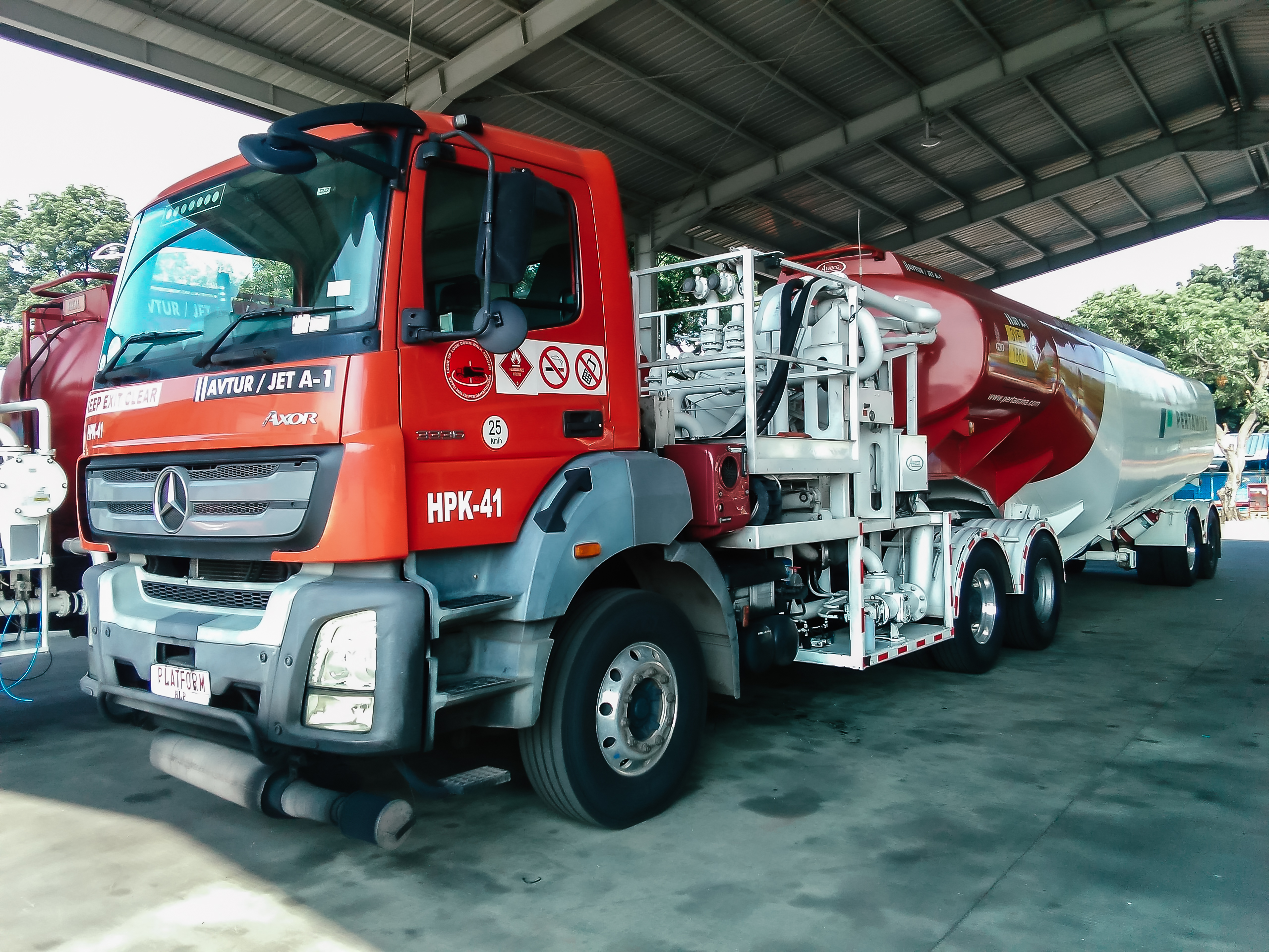 Truk pengangkut bahan bakar